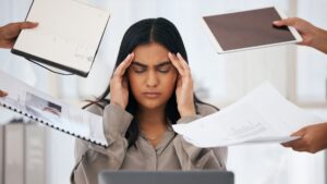 Descubra como identificar os sinais precoces de burnout e a importância de intervenções para preservar sua saúde mental no trabalho.