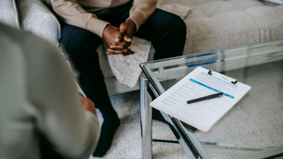 Descubra as barreiras que impedem a busca por terapia no Brasil e como superá-las para promover a saúde mental e o autocuidado.